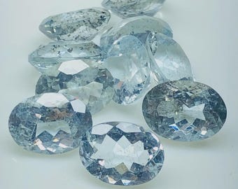Aguamarina musgosa ovalada facetada de 11 quilates (6 x 8 mm)