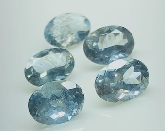 Piedra preciosa aguamarina musgosa ovalada: facetada, 4,85 cts, 6 x 8 mm