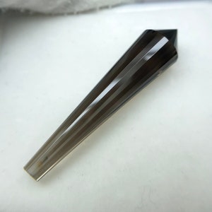 23.50CT Rauchquarz Kegel Edelstein: Facettiert, oben gebohrt, 10 x 40 mm
