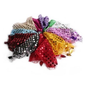 Puede incluir: Una colección de bufandas de lentejuelas de colores dispuestas en un patrón circular. Las bufandas son de varios colores, incluyendo rojo, dorado, negro, morado y azul. Cada bufanda está adornada con lentejuelas brillantes.