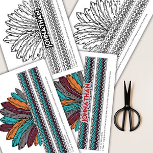 Może przedstawiać: Drukowany zestaw rzemieślniczy z papieru z indiańskimi nakryciami głowy z imieniem "JOHNATHAN". Nakrycia głowy mają wzory piór i geometryczne w różnych kolorach. Nożyczki są dołączone do obrazu. Instrukcje są wydrukowane na papierze.