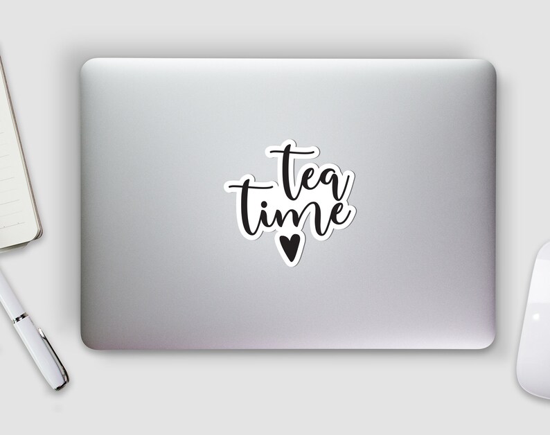K&ouml;nnte beinhalten: Ein schwarz-wei&szlig;er Aufkleber mit dem Text "tea time" und einem kleinen Herzen.
