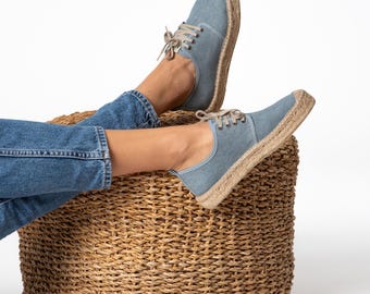 Espadrillas con lacci fatte a mano in Spagna. Tela in PLASTICA RICICLATA. Vegane, sostenibili, naturali.