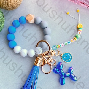 Pulsera de cuentas con nombre personalizado, lindo llavero con correa, pulsera elástica de madera de silicona, billetera, llavero con dije de cara sonriente dorada, regalos para ella