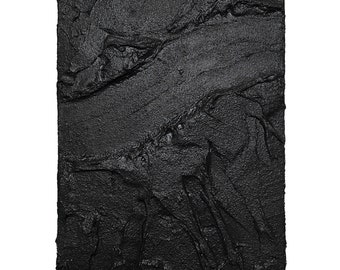 Peut inclure: Une surface texturée noire avec un aspect rugueux et irrégulier. La surface est d'une couleur foncée et profonde avec une finition légèrement brillante.