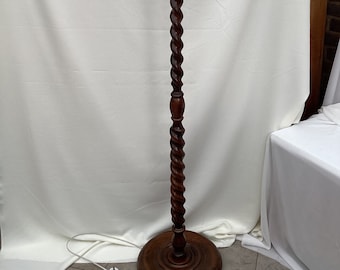 Mid Century gedrehte Stehlampe aus Eichenholz