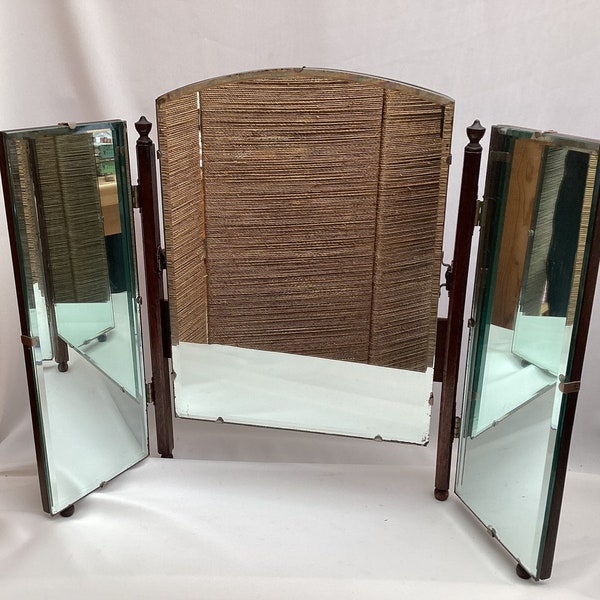 Early 20th Century English Three Panel Bevelled Dressing Table Mirror. Foldable 3 Panel Mirror