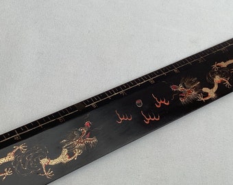 Rara regla de costura china con dos dragones dorados de principios del siglo XX, lacada en negro. L15”