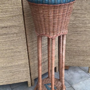 Vintage handgemaakte bamboe rieten plantenbak. H. 100 cm