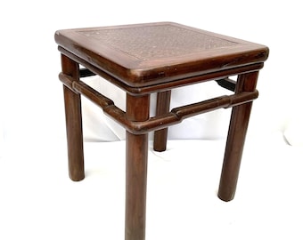 Taburete cuadrado de madera de olmo con asiento tejido de estilo oriental vintage. Mesa auxiliar para lámpara. Soporte para maceta. Principios/mediados de siglo.