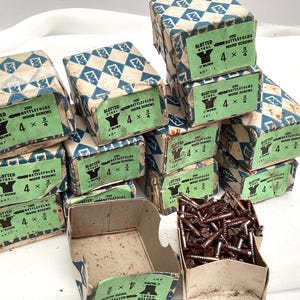 Eine Box mit Vintage Schlitz Nettlefolds Holzschrauben 4x3 / 4 - Österreich Eine Box mit Vintage Schlitz Nettlefolds Holzschrauben 4x3 / 4 - Österreich