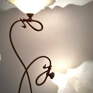Lampadaire Art nouveau ancien du début du XXe siècle à deux lumières en métal marron, France. H.190 cm