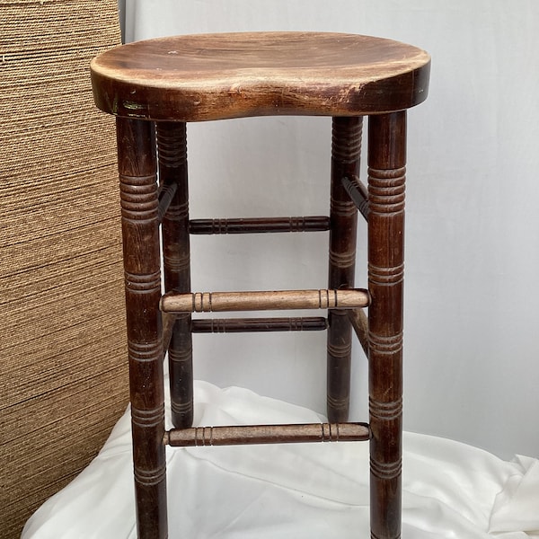 Taburete de bar de desayuno inglés vintage antiguo con asiento de sillín. Alto 76 cm.