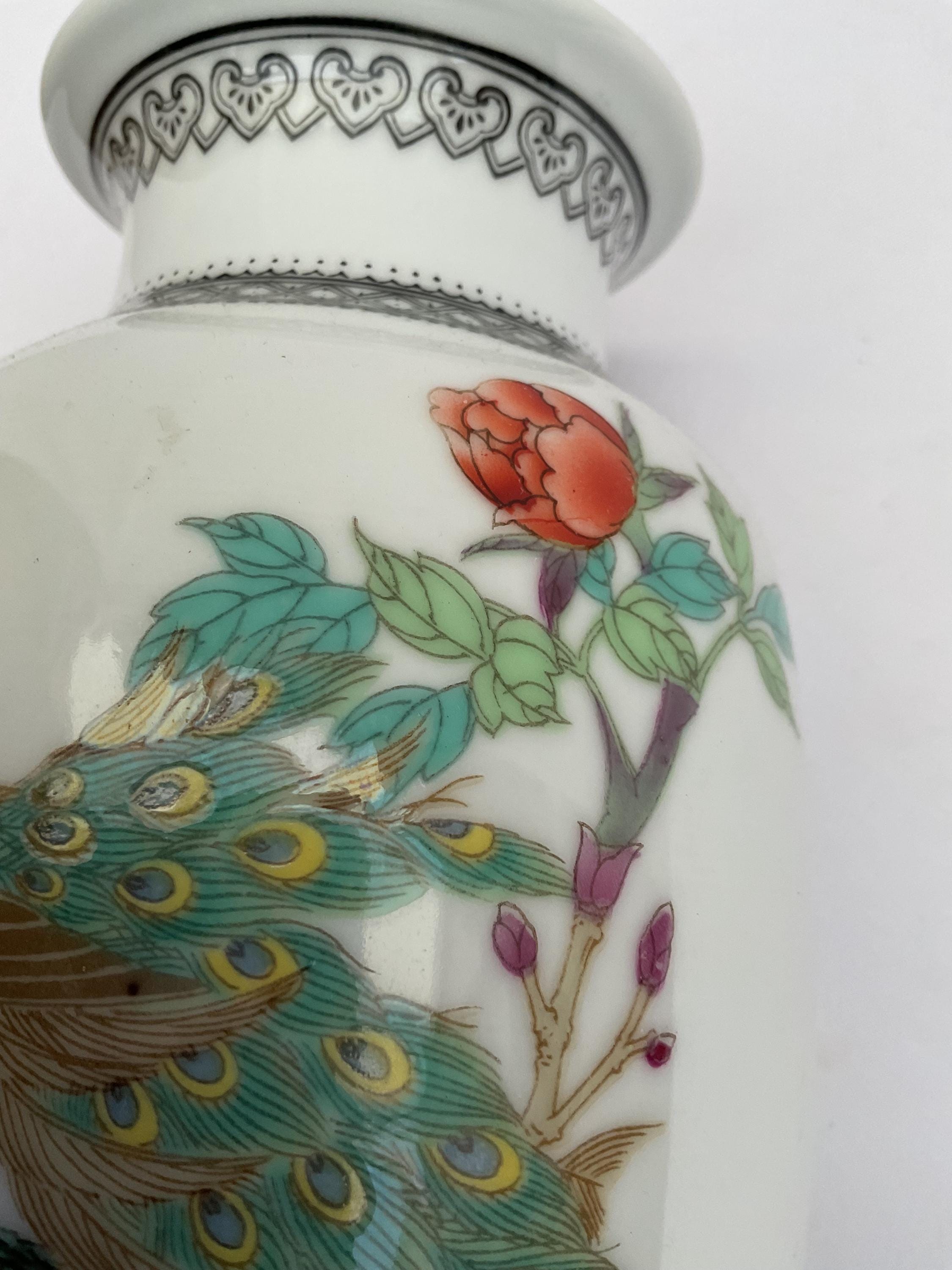 ヴィンテージの中国製、手描きの孔雀模様の磁器製花瓶。高さ18cm