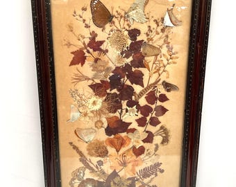 Panel decorativo antiguo victoriano inglés hecho a mano con flores secas prensadas y mariposas. Altura: 57 cm.