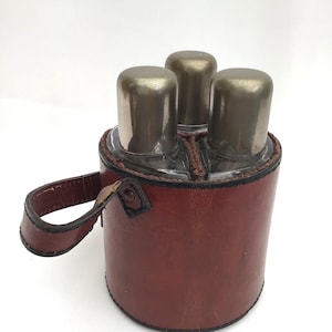 Vintage Engelse driedubbele glazen karaffen met leren tas
