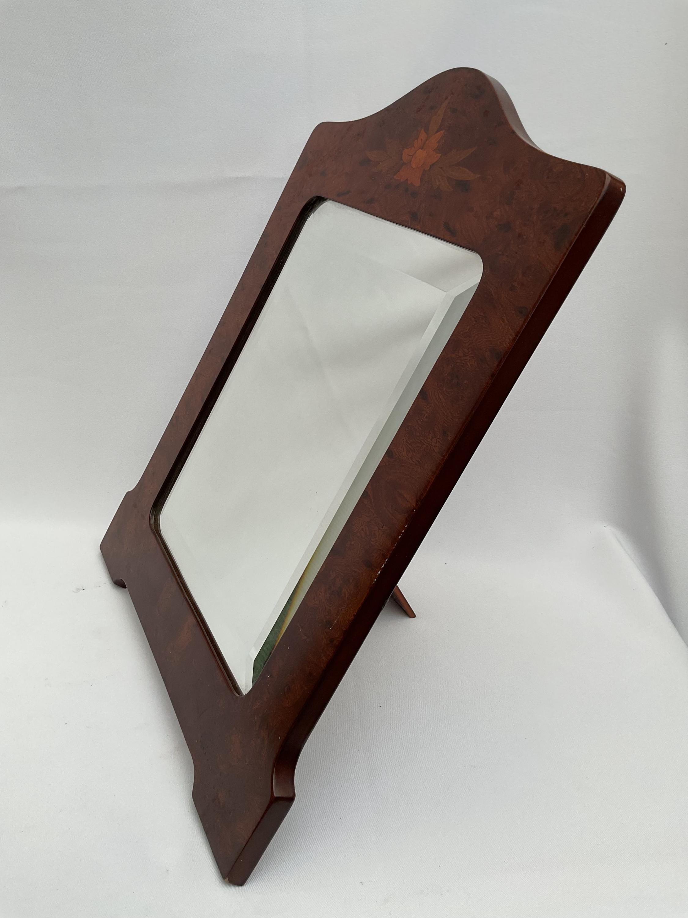 20世紀初頭の象嵌細工を施した硬材の面取りテーブルミラー。高さ34cm