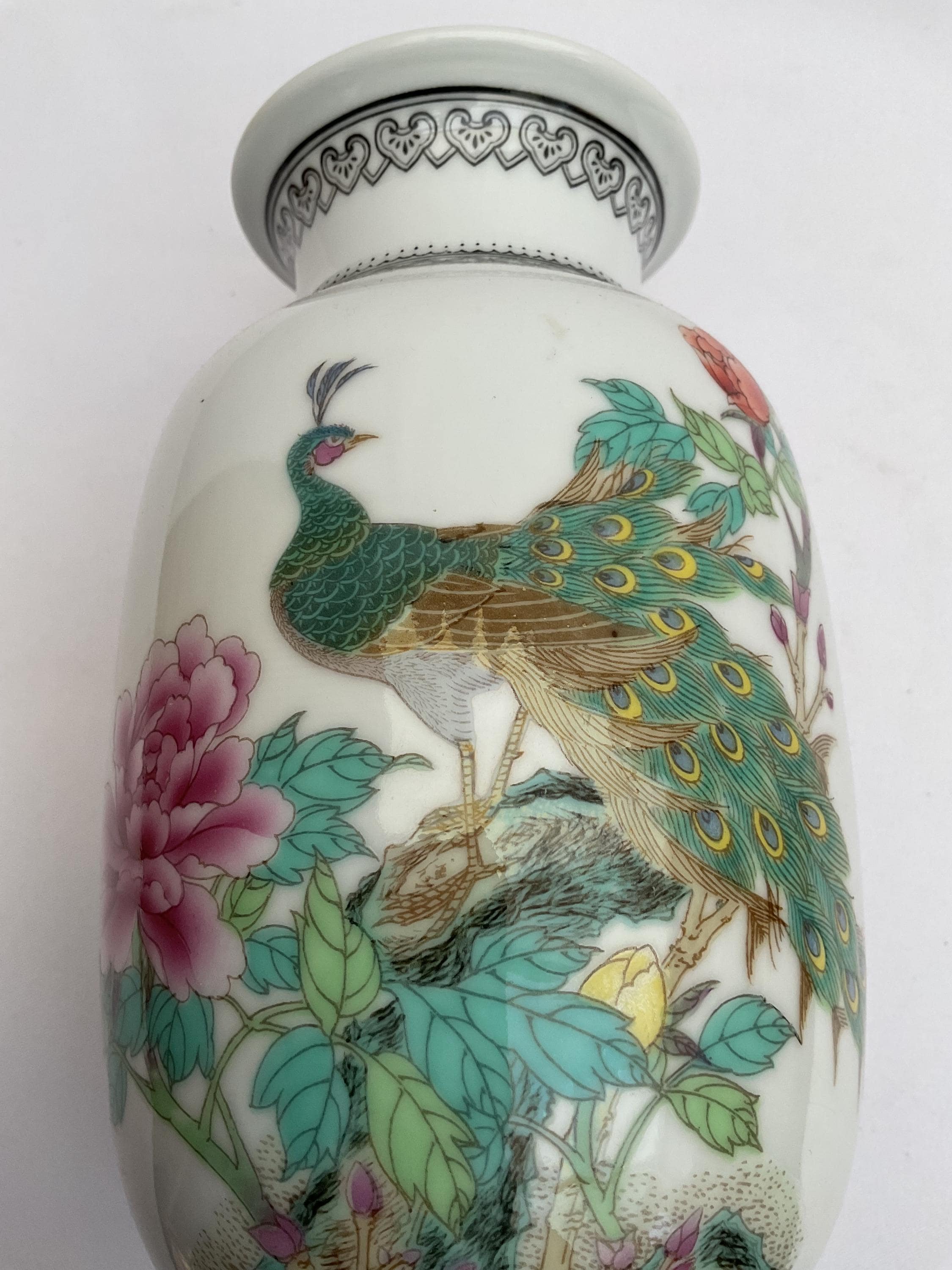 ヴィンテージの中国製、手描きの孔雀模様の磁器製花瓶。高さ18cm