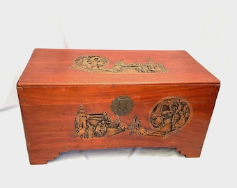 Gran baúl antiguo de madera de alcanfor hecho a mano. Mesa de centro. Principios/mediados del siglo XX.