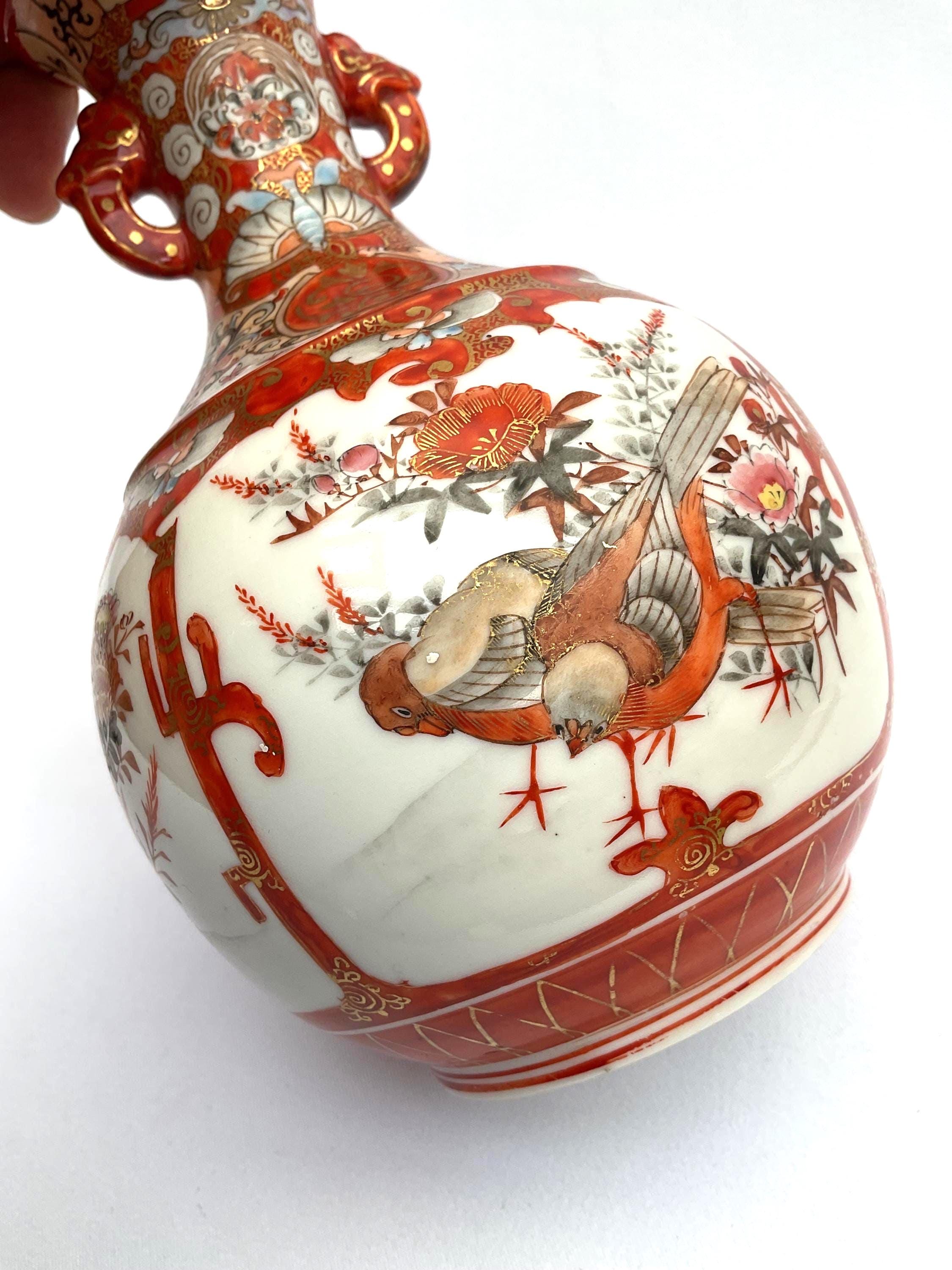 九谷焼・伝統的な手描き陶器花瓶 アンティーク 19 世紀日本製手描き九谷焼花瓶。台座にサイン入り。高さ