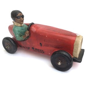 Tidigt/mitten av århundradet engelsk keramik racerbil och förarmodell