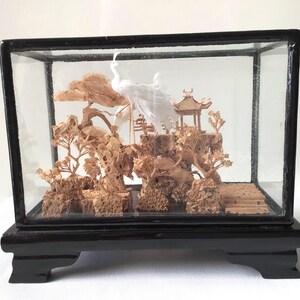 Diorama del pavone bianco cinese. Larghezza 14,5 cm