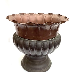 Large Vintage ArtDeco Tulip Shaped Solid Copper Plant Pot Planter Jardiniere. D. 28cm