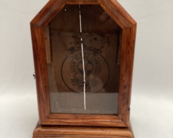 Ancienne vitrine anglaise pour horloge ou montre de poche en bois et verre. Horloge et vitrine pour montres