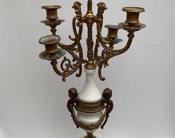 Candelabro em estilo Luís XVI em bronze dourado e mármore branco – Castiçal italiano ornamentado com 5 braços