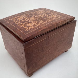 Portasigarette musicali antico vintage in legno duro intarsiato dell'inizio del XX secolo