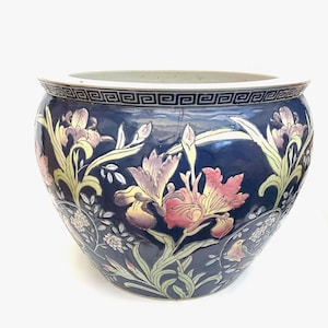 Grote Chinese handgeschilderde porseleinen jardiniere plantenbak. Vissenkom.  D. 47 cm