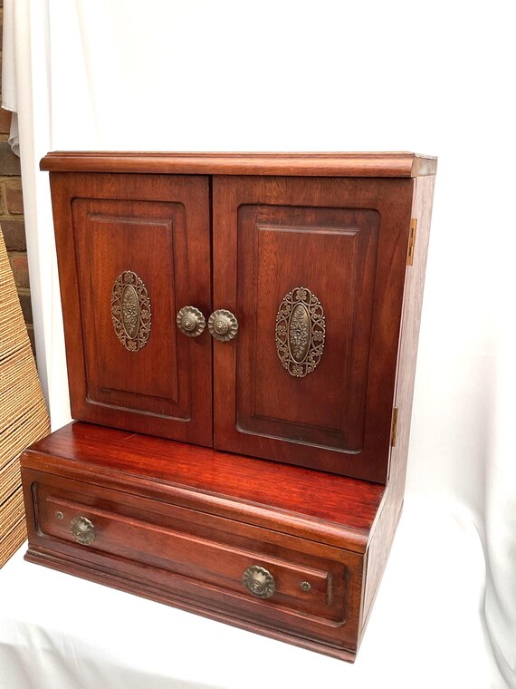 Vintage Hartholz Tischschrank mit Schublade. H 56 cm