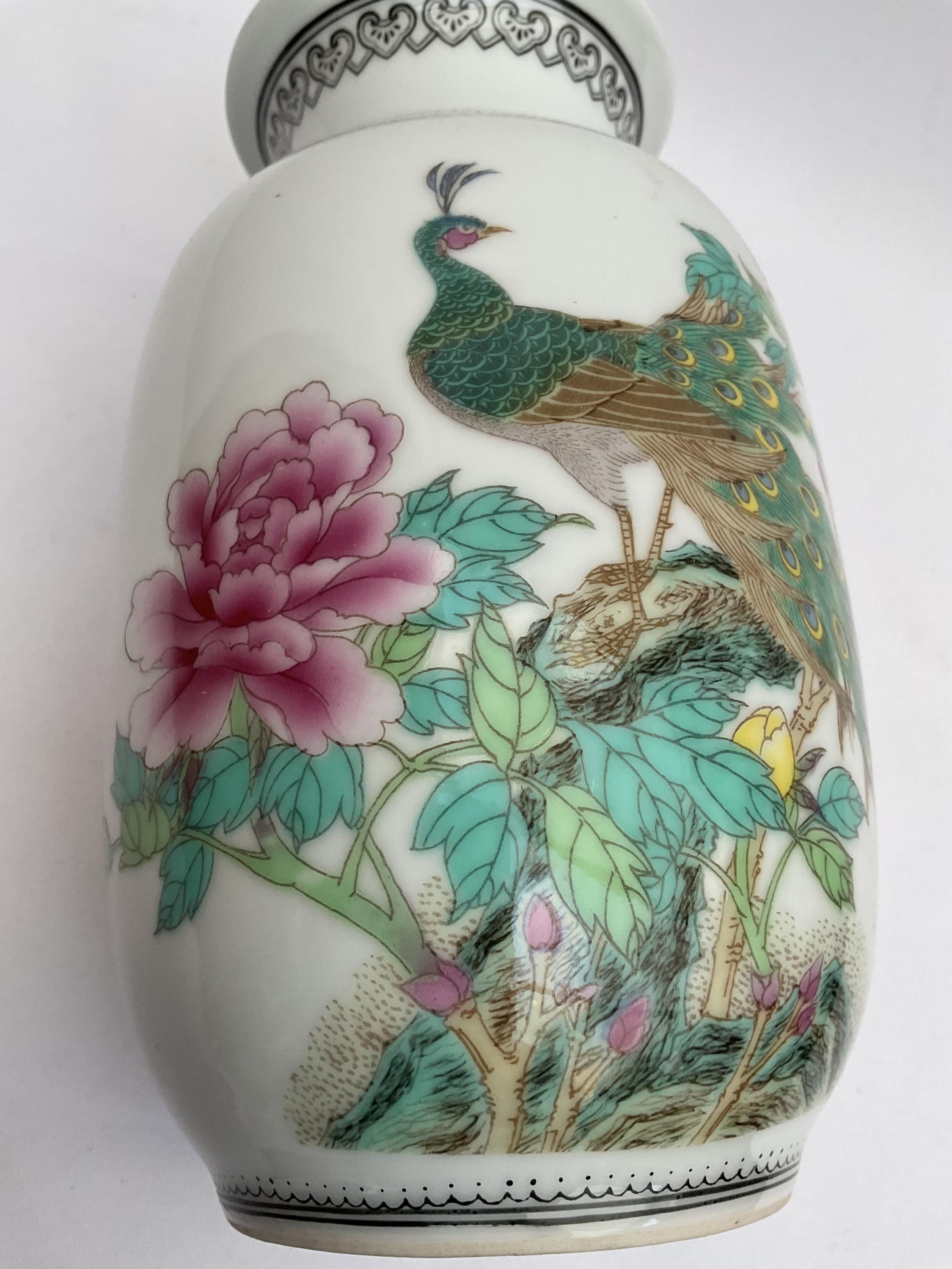 ヴィンテージの中国製、手描きの孔雀模様の磁器製花瓶。高さ18cm