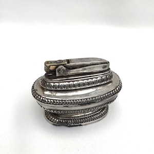 Briquet Queen Anne en métal argenté