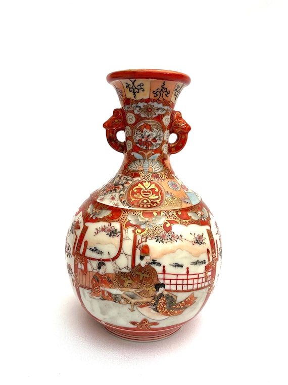 九谷焼・伝統的な手描き陶器花瓶 アンティーク 19 世紀日本製手描き九谷焼花瓶。台座にサイン入り。高さ