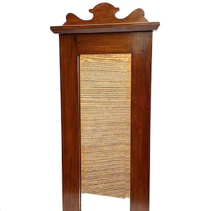 Espejo rectangular biselado de principios y mediados de siglo. Altura: 63 cm.