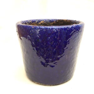 Maceta de gres macizo antiguo esmaltado en azul, siglo XIX/principios del XX. Diámetro: 16 cm.