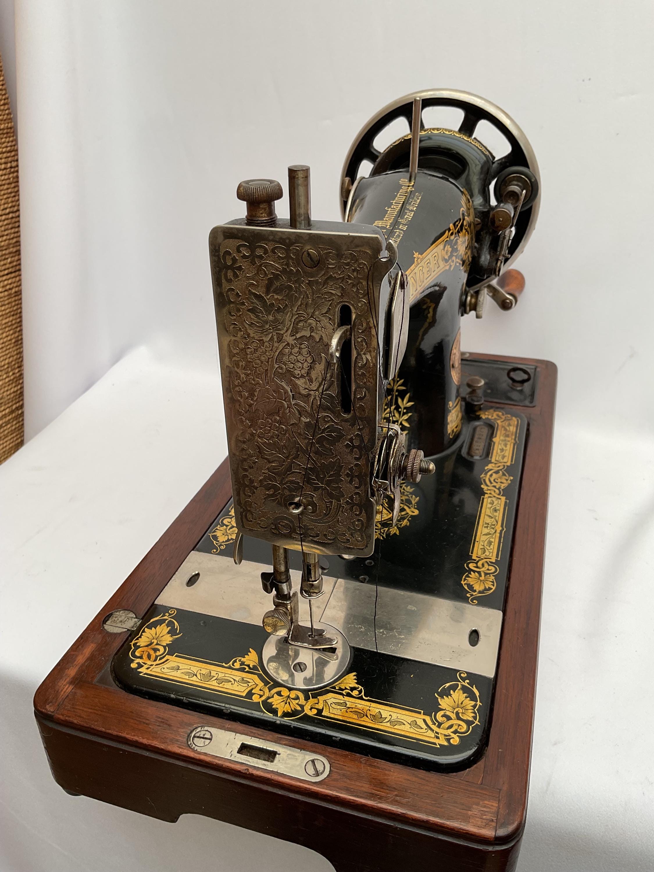 20+ Singer Hand Sewing Machine Early 20th Century Singer No. 28 Hand Crank Sewing Machine With Key - Etsy