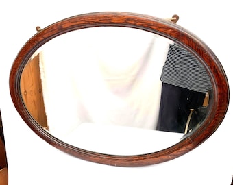 Großer Antiker Ovaler Spiegel aus Eiche. Abgeschrägter Spiegel.  B. 80 cm
