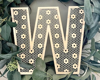 Carta de ratán floral de margarita, carta de mimbre de panal, signo de nombre de madera, decoración de pared de vivero boho, letras de tejido de caña, decoración de boda boho