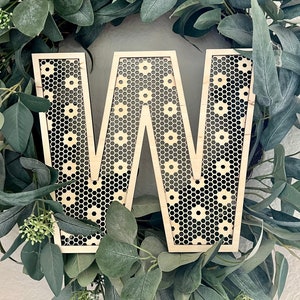 Letra de rattan floral margarida, letra de vime em favo de mel, placa de nome de madeira, decoração de parede de berçário Boho, letras de tecido de cana, decoração de casamento Boho