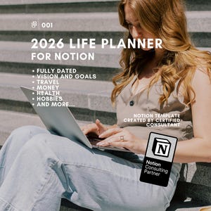 Könnte beinhalten: Eine Frau sitzt im Freien mit einem Laptop und bewirbt einen 2026 Life Planner für Notion. Der Planer enthält Bereiche für Visionen, Ziele, Reisen, Finanzen, Gesundheit und Hobbys. Das Bild zeigt auch das Notion-Logo und Text.
