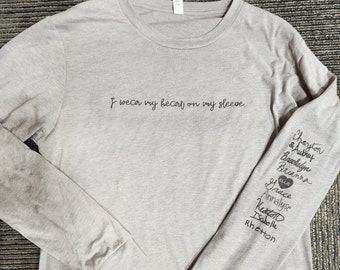 Camiseta de manga larga I Wear My Heart On My Sleeve con firmas personalizadas (opcional)