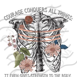 Op de afbeelding: Een zwart-witte anatomische illustratie van een menselijke ribbenkast met bloemmotieven. De tekst "COURAGE CONQUERS ALL THINGS. IT EVEN GIVES STRENGTH TO THE BODY." is onder de afbeelding gedrukt.