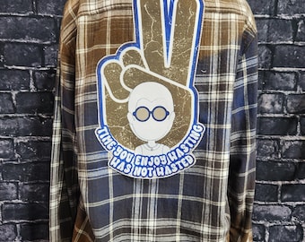 Camisa de franela desgastada estilo Lennon. El tiempo que disfrutas no fue tiempo perdido. Regalos únicos. Paz. Estilo bohemio hippie.