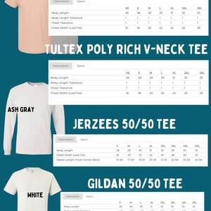Op de afbeelding: Een maattabel voor T-shirts in perzik, asgrijs en wit. De tabel toont de lichaamslengte, de lichaamslengtetollerantie, de borsttolerantie en de borstbreedte (plat) voor elke maat, van XS tot 3XL. De vermelde merken zijn Tultex Poly Rich Tee, Tultex Poly Rich V-Neck Tee, Jerzees 50/50 Tee en Gildan 50/50 Tee.