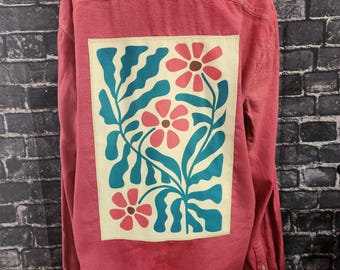 Franela personalizada teñida con efecto desgastado, estampado floral, estilo hippie bohemio, pieza única.