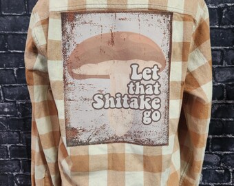Camisa con forro sherpa "Let That Shitake Go". Talla XL. Estilo boho hippie con estampado de setas.