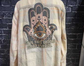 Camisa de franela desgastada Hamsa Give this World Good Energy XL #boho #hippie #hamsa