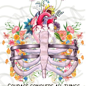 Op de afbeelding: Een aquarel-illustratie van een menselijk hart omringd door bloemen en een ribbenkast. De tekst "COURAGE CONQUERS ALL THINGS IT EVEN GIVES STRENGTH TO THE BODY" staat onderaan de afbeelding.